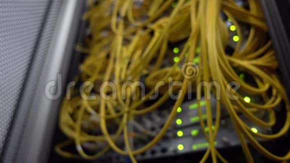 黄色光纤电缆数据中心机架闪烁绿色Led模糊的超级计算机视频中有轻微的噪音视频的预览图