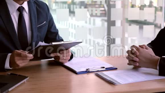 4k视频求职者面试两位商务人士在办公室与商务会议握手结束交易视频的预览图