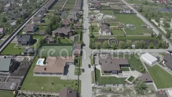 欧洲美丽的村庄从空中射击4K慢慢视频的预览图