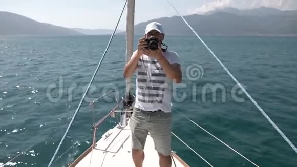 风景旅游摄影师在帆船上拍照视频的预览图