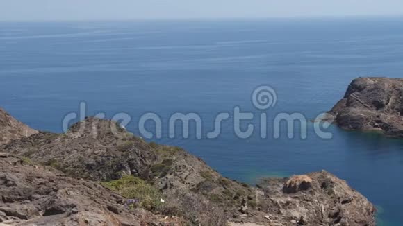 全景从山上一览美丽的蓝色海洋和悬崖4K慢慢视频的预览图