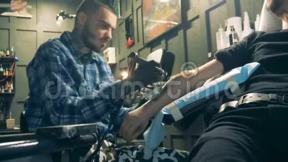 专业艺术家用人工手臂给人纹身视频的预览图