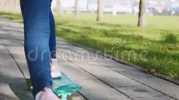 动态视频女孩的腿牛仔裤骑滑板稳定后视视频的预览图
