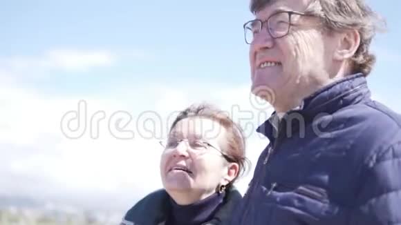 一对幸福的老年夫妇正在看海视频的预览图