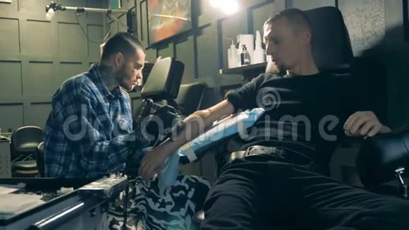 残疾人在一家沙龙里纹了假手臂视频的预览图