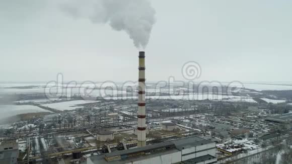 火力发电厂在大气中产生大量烟雾视频的预览图