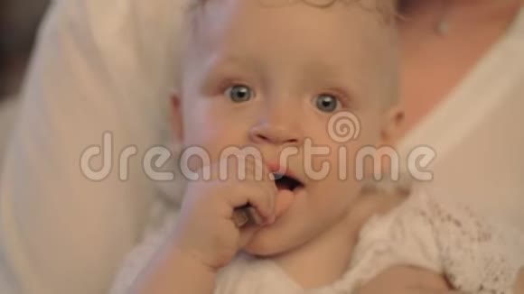 微笑的女婴嘴里夹着衣服视频的预览图