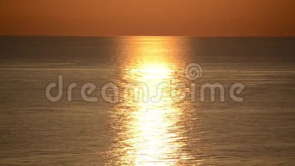 海上浪漫日落太阳下山了美丽而令人惊叹的日落在橙色的天空中越过大海异国情调视频的预览图