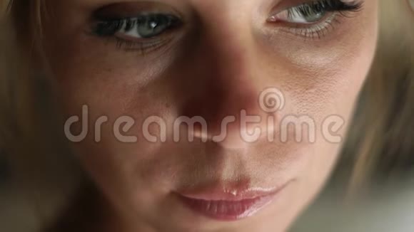 肖像悲伤的女人思考和看镜头闭上女性的脸皮肤眼睛睫毛和眉毛自然视频的预览图