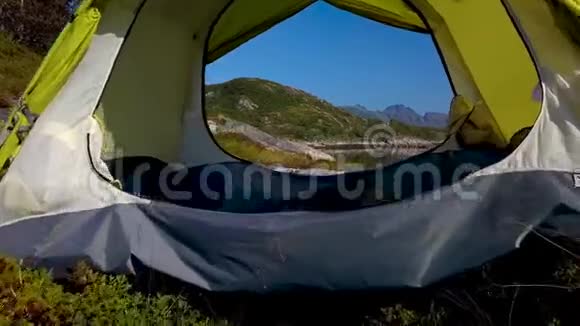 从帐篷里飞过去视频的预览图