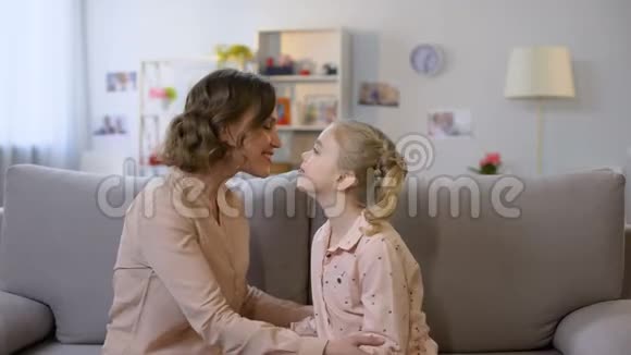 年轻的母女坐在沙发上亲密的家庭关系爱视频的预览图