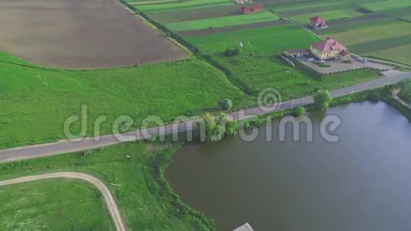 无人机俯视非城市地区周围环境迷人4K视频的预览图