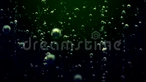 在绿色的背景液体中气泡在水下上升视频的预览图