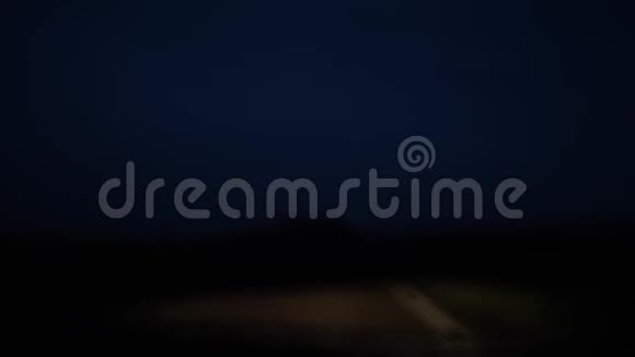 一辆汽车在夜间行驶正在下雨雨刷在工作迎面而来的汽车的前灯被看到射击视频的预览图