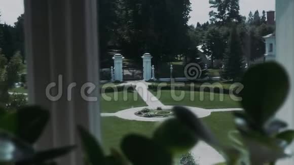 绿色夏日庄园的窗景视频的预览图
