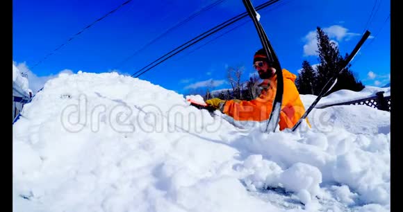 人从4K车上清除雪视频的预览图