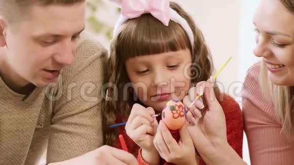 女儿拿着复活节彩蛋父母近距离装饰了它视频的预览图