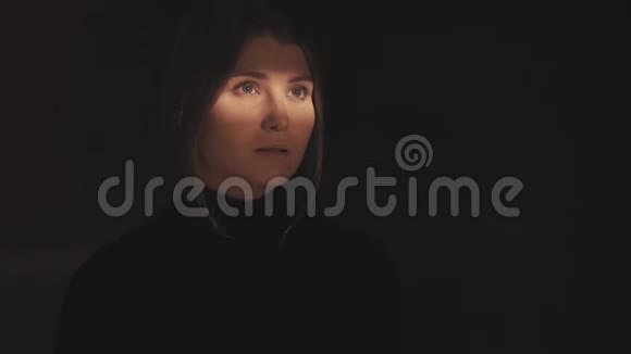 优雅悲伤的美丽女人在黑暗中视频的预览图