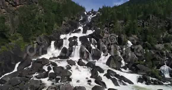 乌恰斯基瀑布夏季山间彩虹视频的预览图