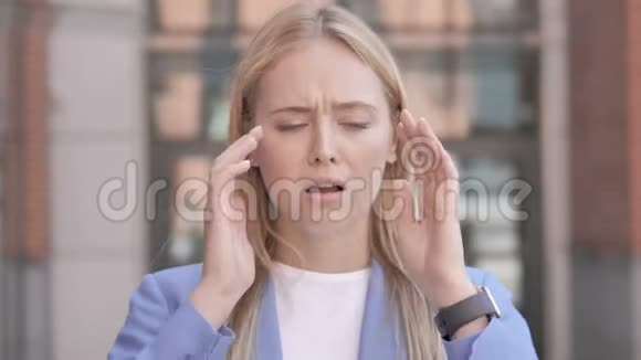 头痛穿着不舒服的年轻女商人视频的预览图