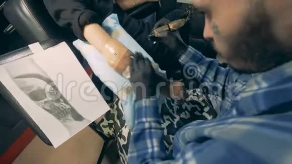 人类在仿生假肢上纹身头骨人工手臂视频的预览图