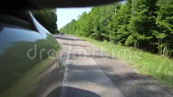 开着一辆车汽车沿着森林行驶在路上4K慢慢视频的预览图