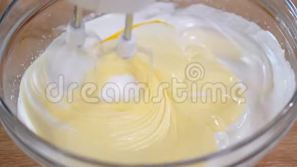 用电动搅拌器搅拌奶油家庭面包店家里烘焙的原料用手搅拌器打鸡蛋视频的预览图