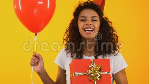 带着相机折扣和生日促销礼品的兴奋女孩视频的预览图