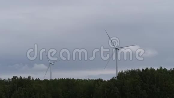在森林里工作的农场风力涡轮机4K慢Mo视频的预览图