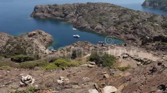 美丽的岩石悬崖蔚蓝的海洋和蓝天4K慢慢视频的预览图