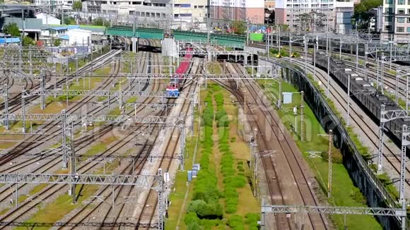 一列火车穿过铁路在韩国首尔的永三站周围观看视频的预览图