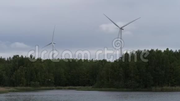 巨大的风车产生能量4K慢慢视频的预览图