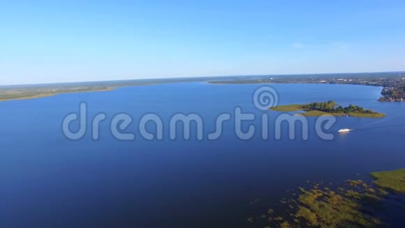 俄罗斯塞利格湖水面岛屿和机动船的鸟瞰图视频的预览图