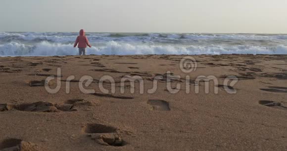 冬天一个女孩在海边奔跑视频的预览图