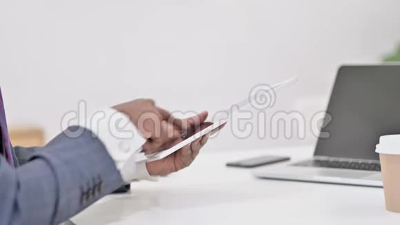 非洲商人制作平板电脑的特写镜头视频的预览图