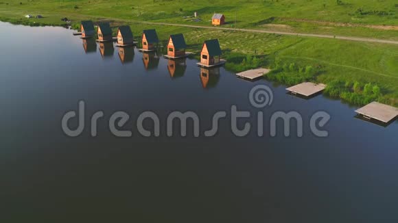 靠近湖泊的农舍的顶部景色夏天在农村休息4K视频的预览图