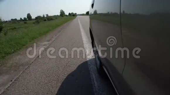 汽车沿道路行驶的车轮人们可以看到分离线和自然4K慢慢视频的预览图
