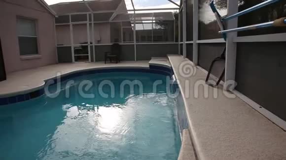 空游泳池视频的预览图