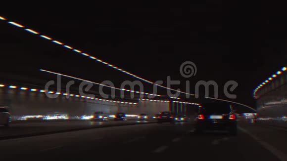 在黑暗的隧道里开车的司机的观点故障效应视频的预览图