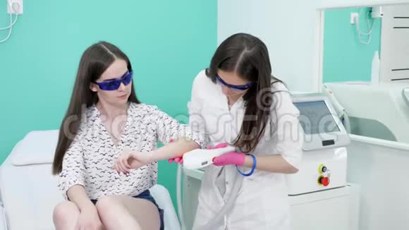 美容院工作人员做访客手激光脱毛视频的预览图
