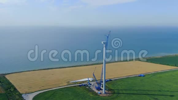建造一个大型风力涡轮机大量重型机械空中镜头视频的预览图