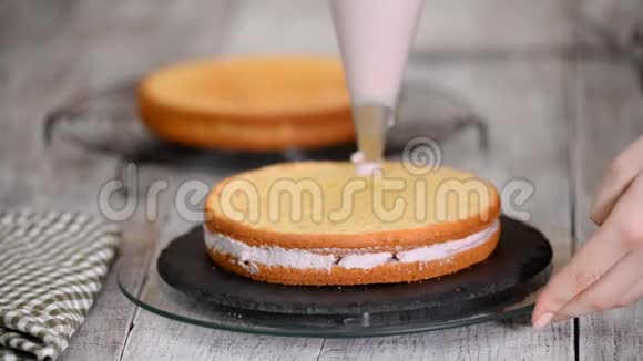 那个女人手把奶油捏在蛋糕上蛋糕上的美味奶油视频的预览图