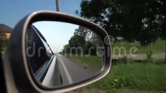 射穿车侧镜汽车穿过乡村4K慢慢视频的预览图