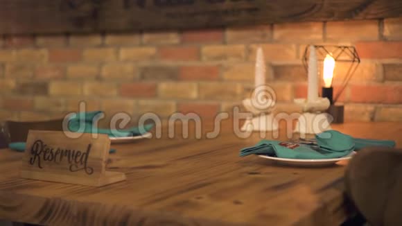 服务员把酒杯放在桌子上在豪华餐厅里用蜡烛做浪漫的晚餐提供浪漫的餐桌视频的预览图