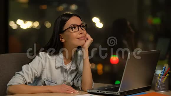 梦想中的女人在办公室分心逃避不受爱的工作懒惰视频的预览图