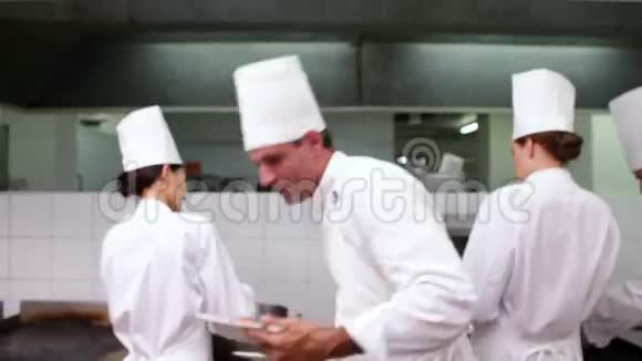 快乐厨师展示两道菜的镜头视频的预览图
