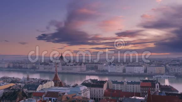 布达佩斯的黎明城市全景和布达佩斯议会的建设视频的预览图