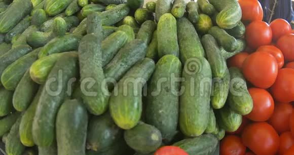 市场上的黄瓜和蔬菜视频的预览图