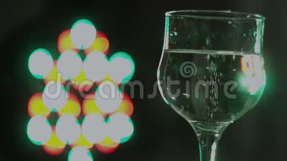 有气泡的香槟酒杯中闪光灯反射的特写镜头视频的预览图