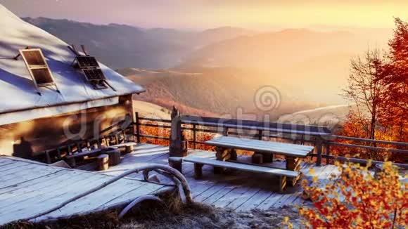 冬天在山上的小屋神秘的雾早上阳光灿烂十一月的美妙日子在视频的预览图